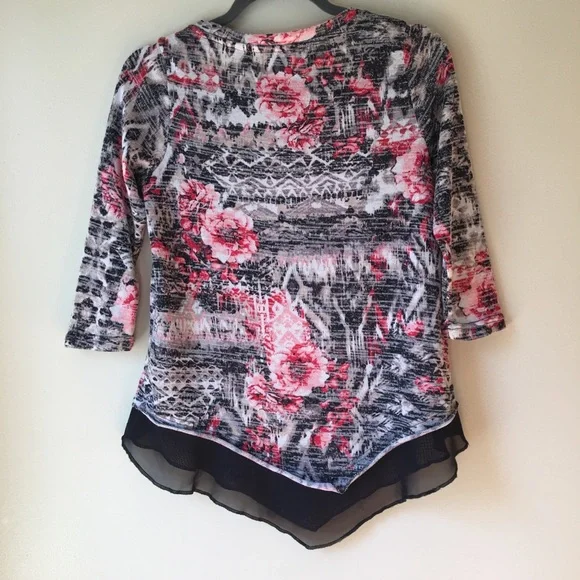 French Laundry Top Floral Size Small 3/4 sleeves V shaped hem - Picture 3 of 10